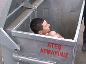 Çöpten çıplak adam çıktı!