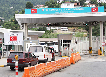 Sarp'ta büyük trafik! Tam 6 milyon kişi...