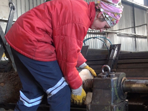 Yük yine kadının sırtında...