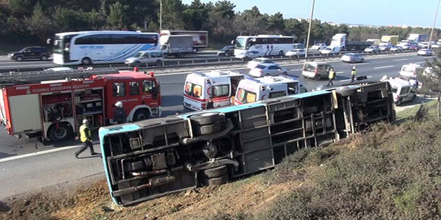 TEM’de halk otobüsü devrildi