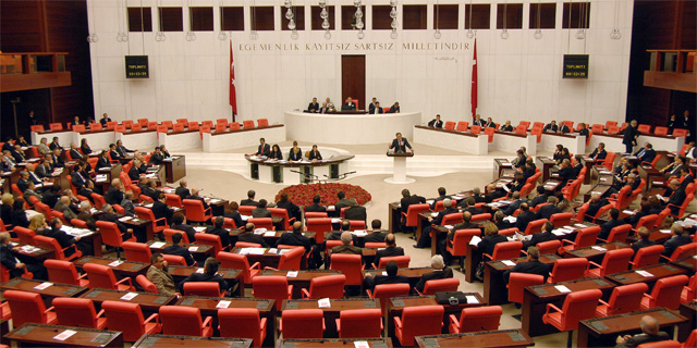 Meclis'te yumruklu kavga