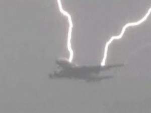 Uçağa yıldırım düştü!