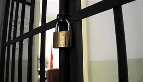 Gardiyanı yaralayıp firar ettiler