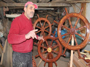 Akçaabatlı usta dümenden para kazanıyor