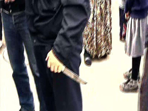 Eşine kızıp bebeğini rehin aldı