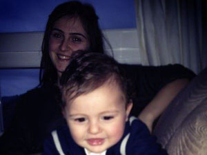 Anne, oğlunun peşine camdan atladı