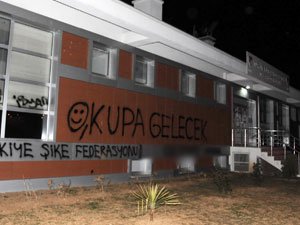 Trabzon'da TFF binasına boyalı tepki