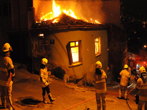 Isınmak için yakılan ateş evi kül etti!