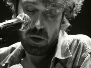 Ünlü şarkıcı ölümden döndü