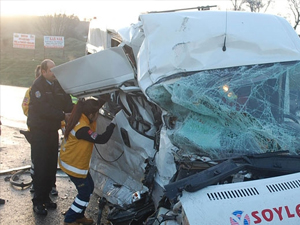 Servis araçları çarpıştı: 1'i ağır 25 yaralı