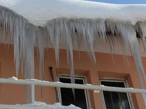 Çatıdan düşen buz can aldı