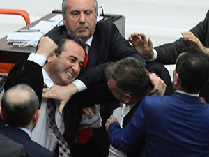 Trabzonlu vekil CHP'li vekili yumrukladı