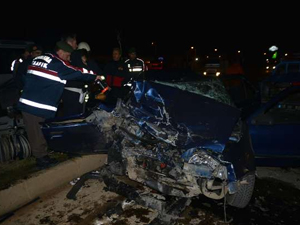 İki otomobil çarpıştı: 1 ölü, 10 yaralı