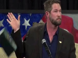 Kur'an-ı Kerim-i yere fırlattı sonra ise...