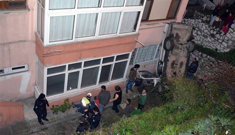Otomobil apartman boşluğuna düştü
