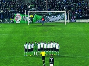 Futbolcular öyle bir şey yaptı ki: TARİHİ OLAY!