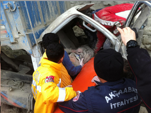 Trabzon'da çimento yüklü kamyon devrildi