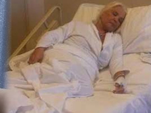 Ünlü sanatçı hastanelik oldu!