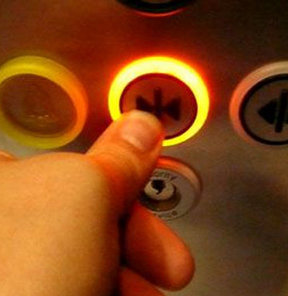 Asansöre binerken bu etikete dikkat!