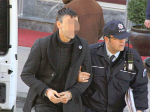 Kız arkadaşına bakan genci bıçakladı!