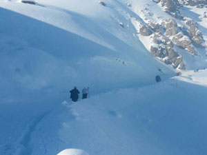 Babanın en zor anı! Oğlunun cenazesi sırtında...