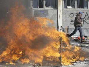 Cumhurbaşkanlığı binasını ateşe verdiler