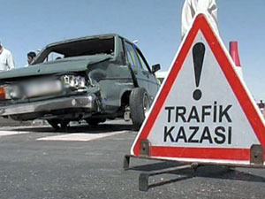 Trabzon plakalı minibüs tırın altına gidi