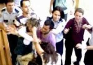 Kadınlar yumruk yumruğa girdi