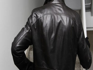 Annesini döven babasını öldürdü!..