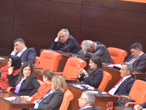 Ak Parti milletvekilleri mecliste uyudu!