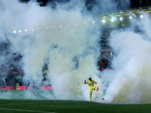 Sahaya sis bombası attılar maç durdu!