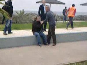 Karısını dövüp falçatayla tehdit etti!