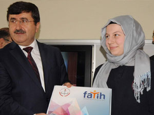 Trabzon'da öğrencilere tablet bilgisayar dağıtıldı