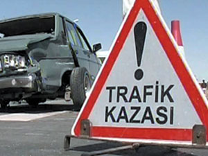 Otomobil Traktöre çarptı: 5 yaralı