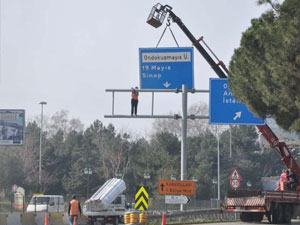 Samsun'da trafik levhası böyle monta edildi