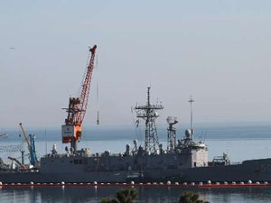 ABD savaş gemisinden denize yağ aktı