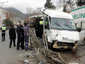 TIR minibüsü önü aldı! Sonra ise...