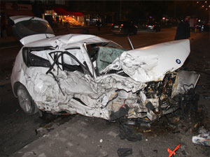 Parçalanan araçtan sağ çıktılar!