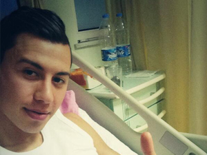 Emre'den hastane pozu