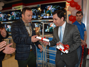 Hami mağaza açılışına katıldı