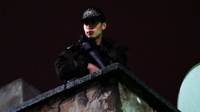 Bu polis çiçek mi suluyor?