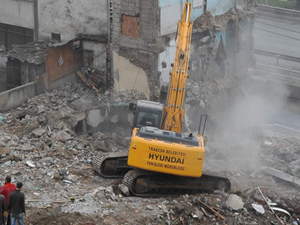 Çömlekçi'de yıkımlar sürüyor