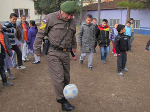 Komutan çop cambazı çıkarsa...