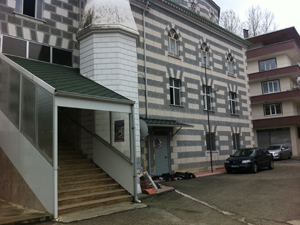 Camii yandı cuma barakaya kaldı!