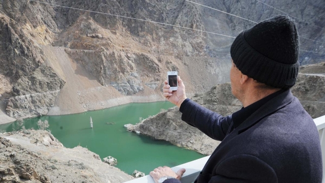 Suyun içinden cami çıktı!