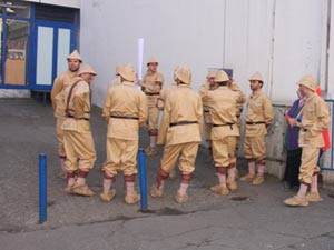 Bu askerler mitingde ne yapıyor?