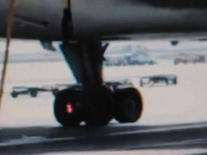 Park halindeki uçağın tekerlekleri alev aldı