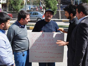 Boyununa astığı yazıyla eş aramaya çıkınca...