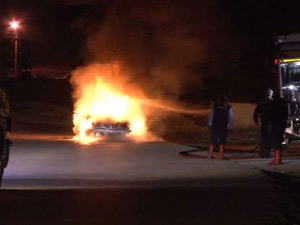 Kundaklanan otomobil alev topuna döndü!