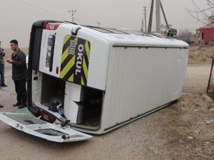 Samsun'da öğrenci servisi devrildi!